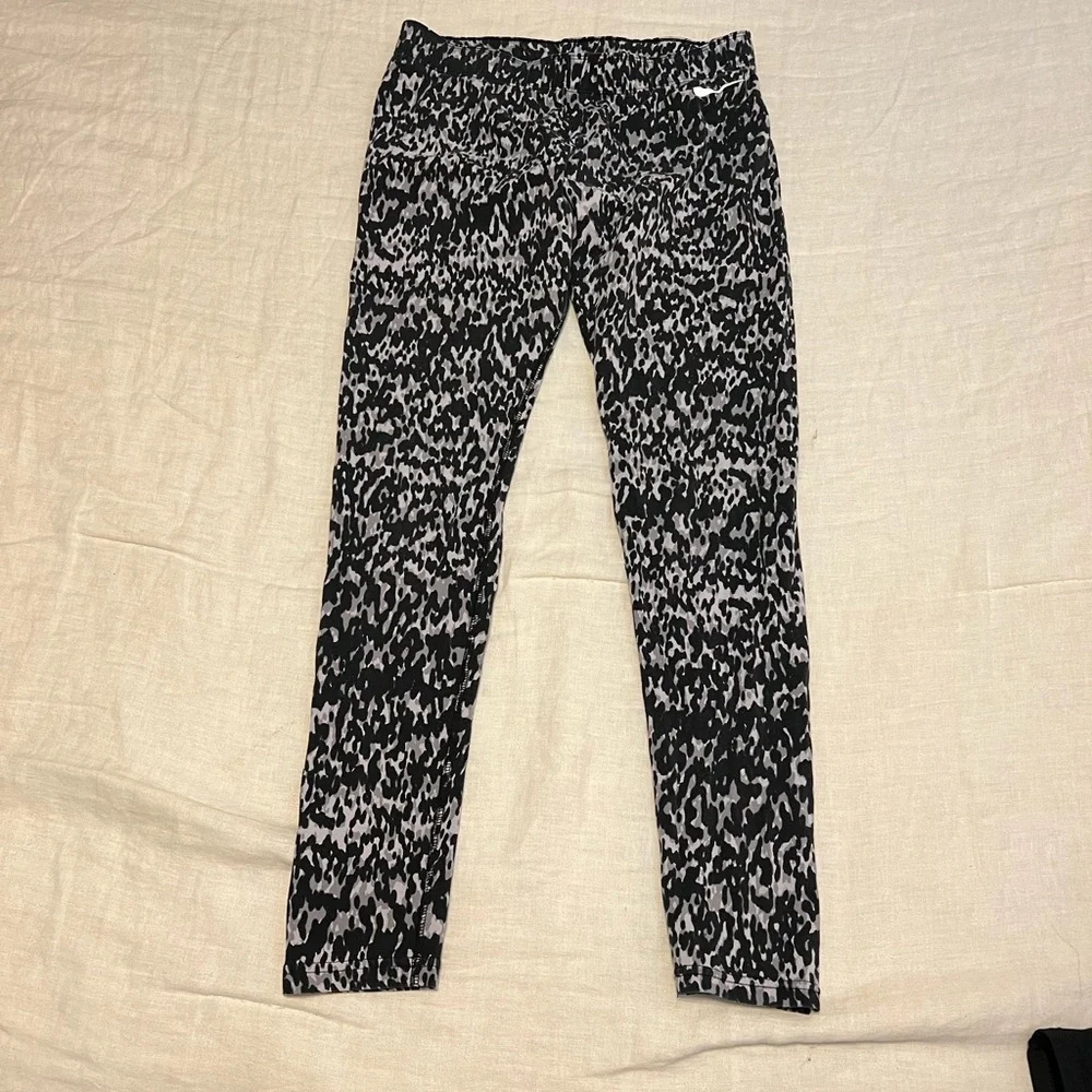 Nike 7/8 length animal print leggings - Picture 1 of 4